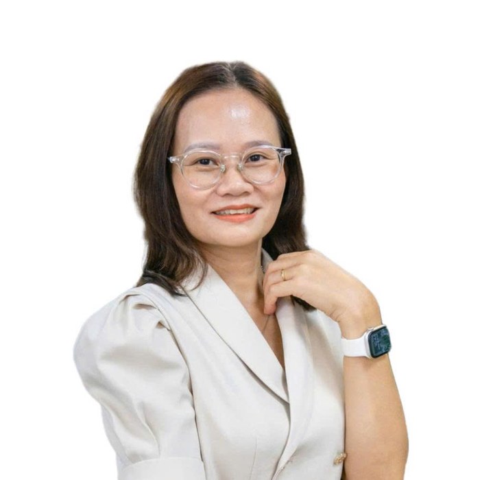 Bà: Lê Thị Ngân